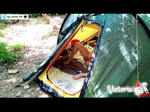 ❤️ Filmat a la càmera. Masturba apassionada de l'estrany en una tenda de campanya ❤️ Porno al ca.3dhentaix.ru ❤